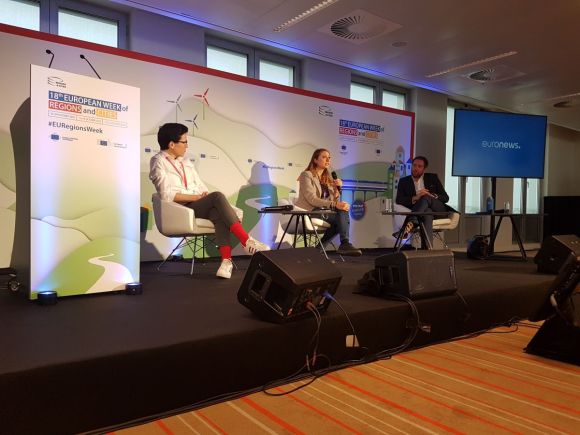 Euronews representatives address young journalists. 